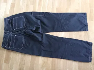 Pantalón negro con pespuntes blancos