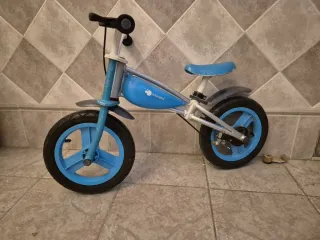 Bicicleta sin pedales azul