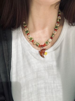 Collar con colgante de pez de cristal