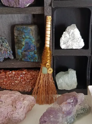 Escoba de bruja con cuarzo verde