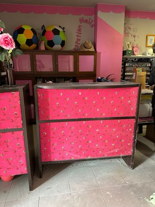 2 banconi in legno con rivestimento rosa