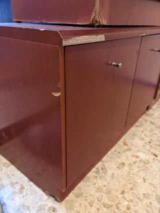 Mueble de madera con cajones y vitrina