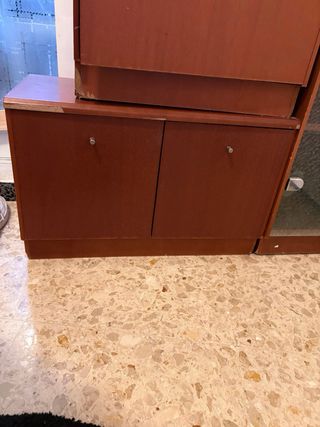 Mueble de madera con cajones y vitrina
