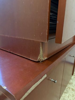 Mueble de madera con cajones y vitrina