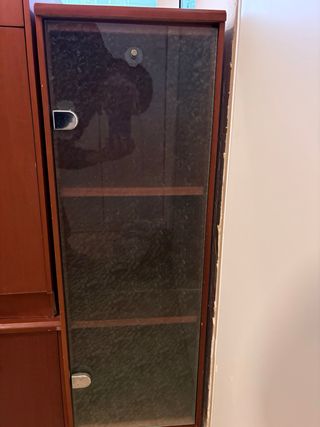 Mueble de madera con cajones y vitrina