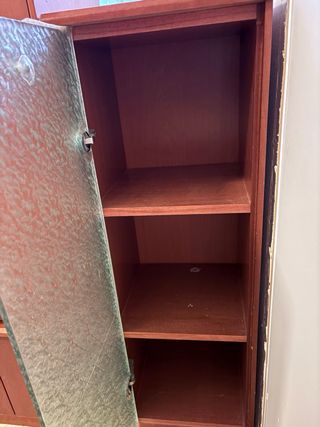 Mueble de madera con cajones y vitrina