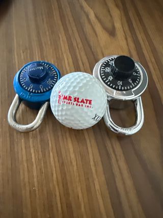 Cadeados Master e bola de golfe Mr. Slate