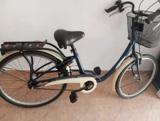 Bicicleta urbana azul con cesta