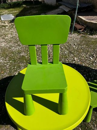 Mesa y 2 sillas infantiles IKEA
