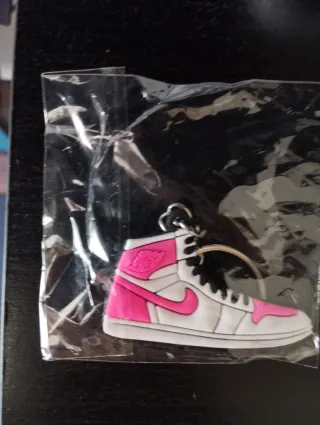 Llavero zapatilla deportiva rosa y blanco