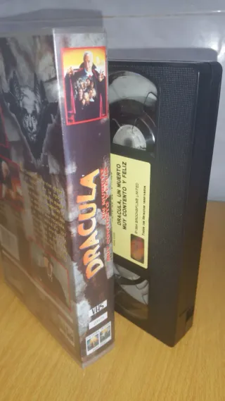 VHS Drácula: Un Muerto Muy Contento y Feliz