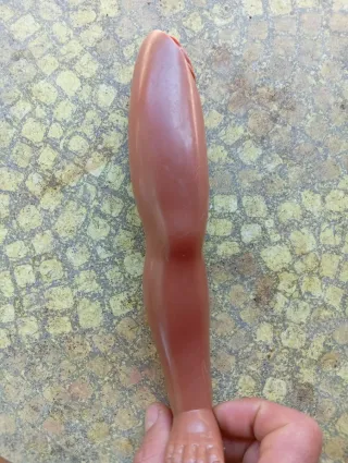 Nancy pierna derecha negra tobillo fino