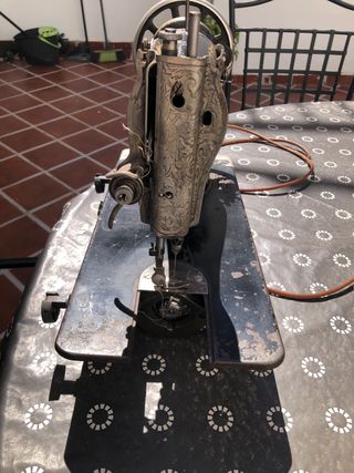 Máquina de coser antigua SINGER