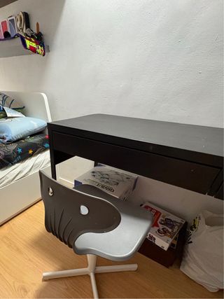 Escritorio negro y 2 sillas