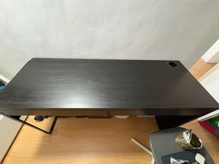 Escritorio negro y 2 sillas