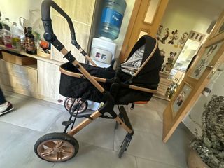 Cochecito de bebé negro y dorado
