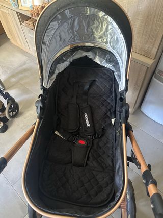 Cochecito de bebé negro y dorado