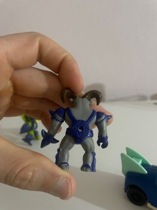 Vehículo y figuras Laser Beasts Battle Beasts