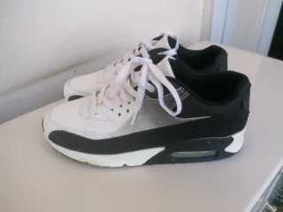 Zapatillas deportivas negras y blancas