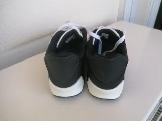 Zapatillas deportivas negras y blancas