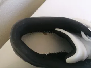 Zapatillas deportivas negras y blancas