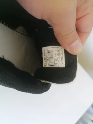 Zapatillas deportivas negras y blancas