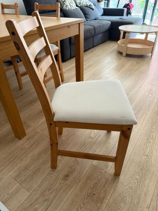 Mesa de comedor de madera con 4 sillas