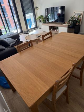 Mesa de comedor de madera con 4 sillas