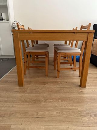 Mesa de comedor de madera con 4 sillas