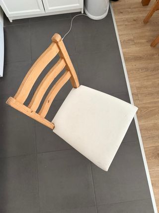 Mesa de comedor de madera con 4 sillas