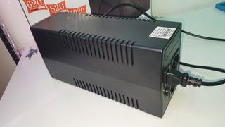 Protettore di tensione e batteria cRadia UPS