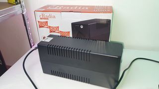 Protettore di tensione e batteria cRadia UPS