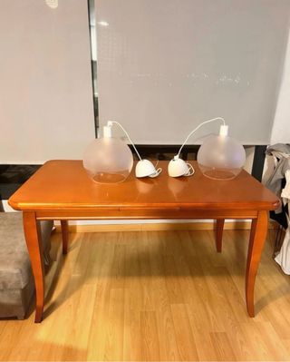 Mesa de comedor y 2 lámparas colgantes