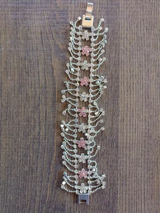Pulsera plateada con flores rosas