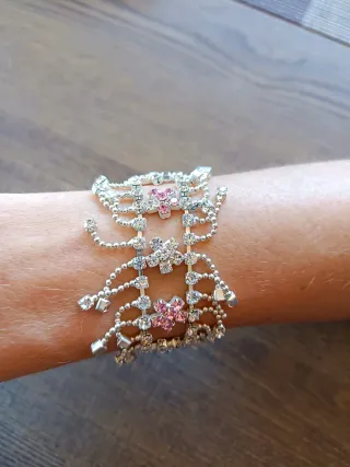 Pulsera plateada con flores rosas