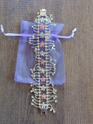 Pulsera plateada con flores rosas