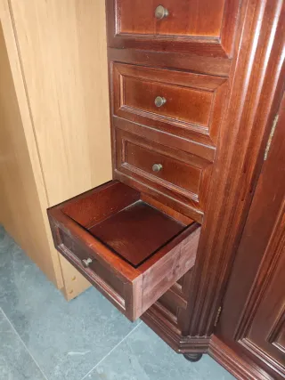 Mueble de madera antiguo