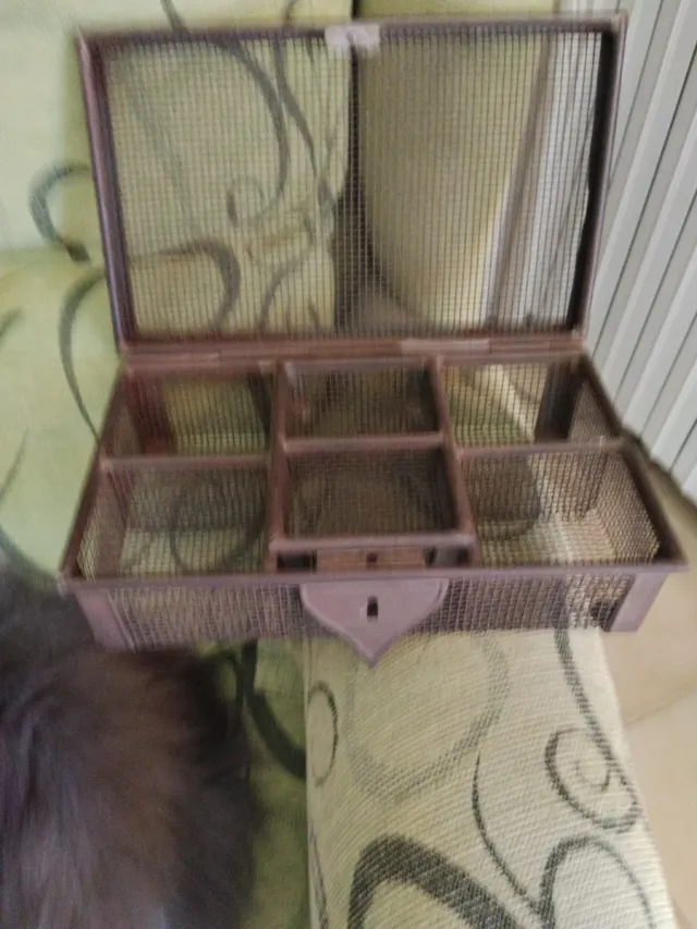 Caja antigua de malla con soldaduras de plomo