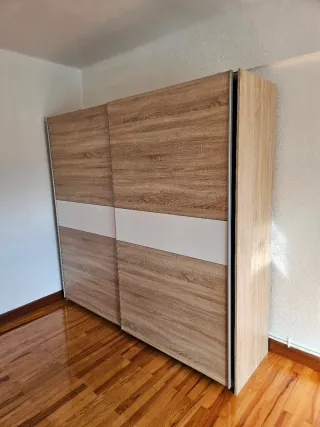 Armario puertas correderas madera y blanco