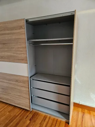 Armario puertas correderas madera y blanco