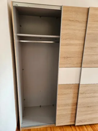 Armario puertas correderas madera y blanco