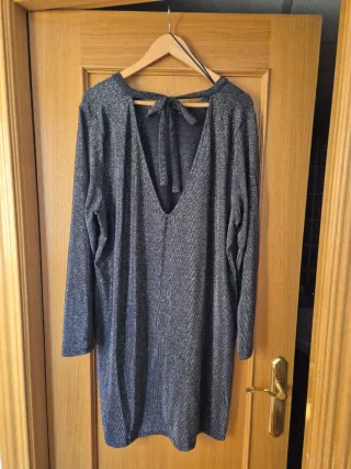 Vestido con un toque metalizado.