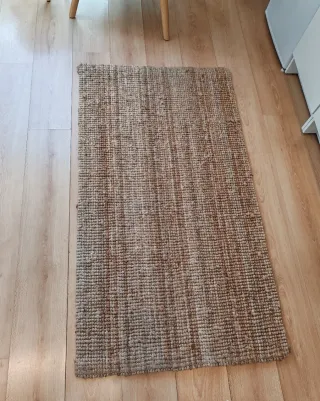 Alfombra de yute beige y marrón