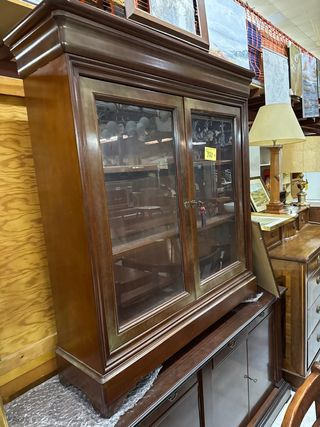 Vitrina clásica de madera y cristal
