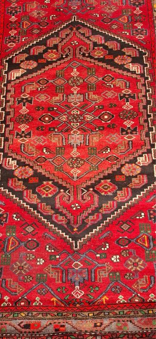 Alfombra de lana roja y negra y distintos tonos