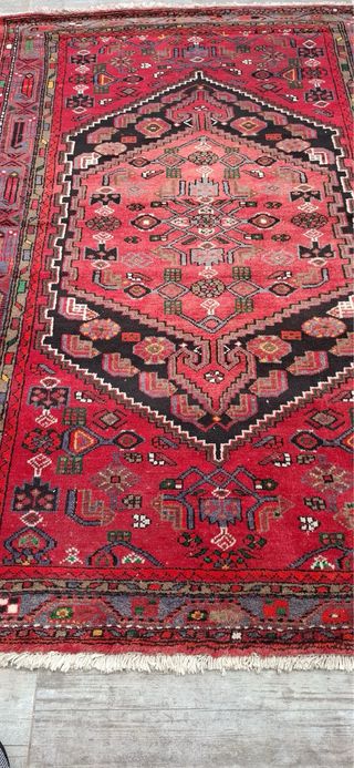 Alfombra de lana roja y negra y distintos tonos