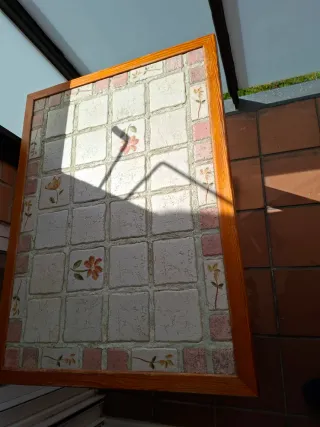 Mesa de madera con azulejos decorativos