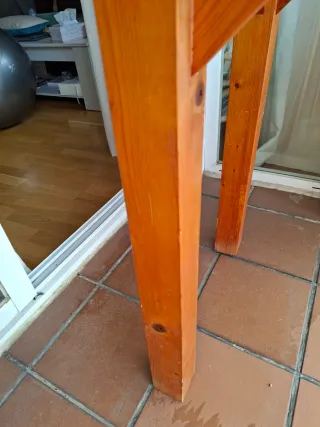 Mesa de madera con azulejos decorativos