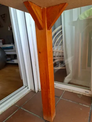 Mesa de madera con azulejos decorativos