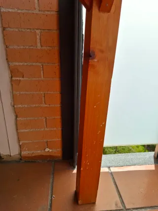Mesa de madera con azulejos decorativos